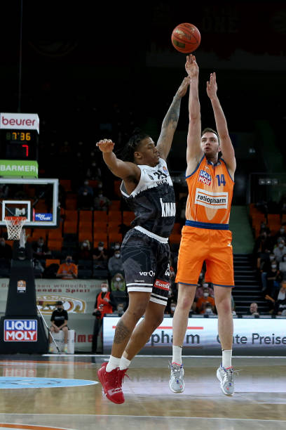 如替补席上 如替补席上